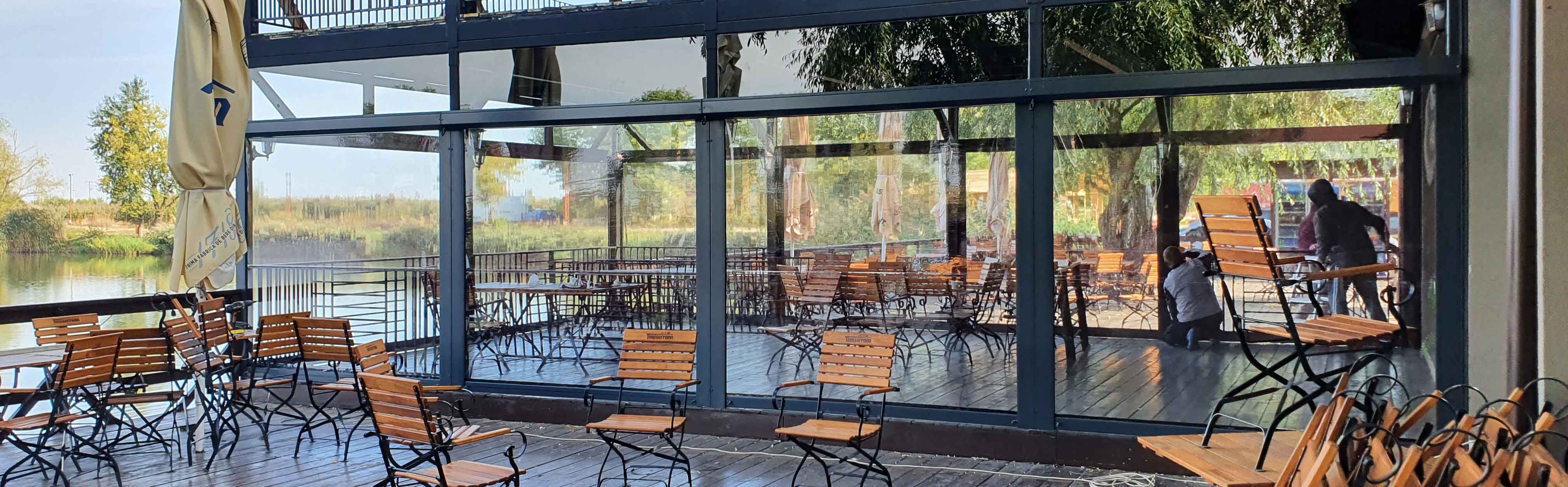Prezentare folii transparente cu casetă și ghidaj.